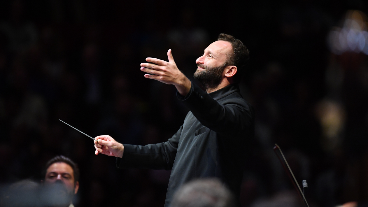 Kirill Petrenko che dirige l'orchestra