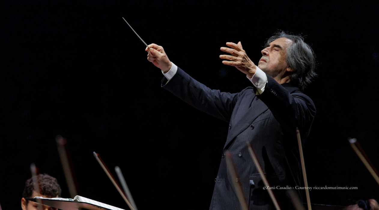 Primo piano di Riccardo Muti che dirige