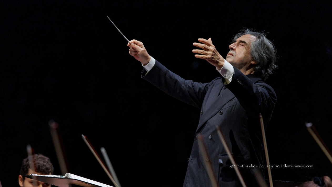 Primo piano di Riccardo Muti che dirige